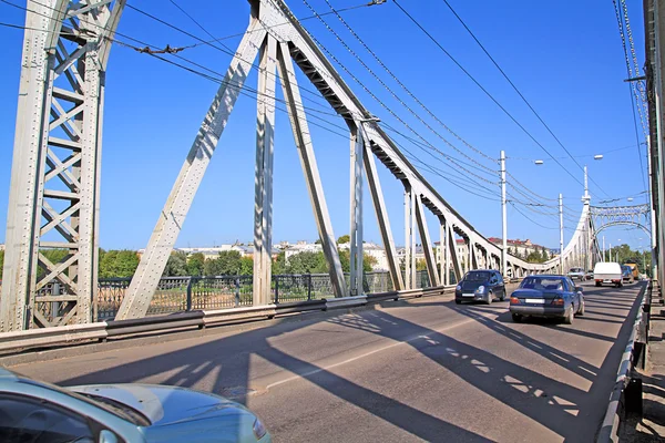 Şehirde araba Köprüsü — Stok fotoğraf
