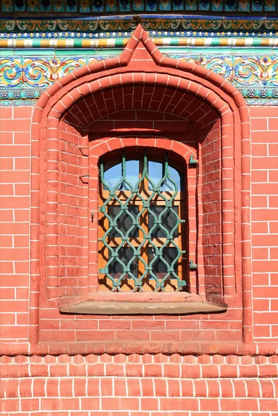 Παράθυρο σε σπίτι από τούβλα — Φωτογραφία Αρχείου