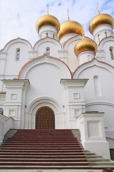 Kristna ortodoxa kyrkan på molnigt bakgrund — Stockfoto
