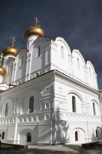 Chiesa ortodossa cristiana su sfondo nuvoloso — Foto Stock