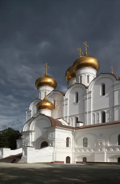 Christian ortodoksinen kirkko pilvinen tausta — kuvapankkivalokuva