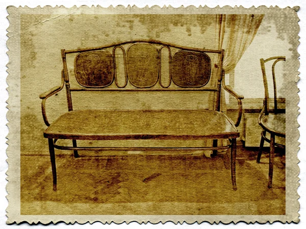Grunge zemin üzerine eski zaman mobilya — Stok fotoğraf