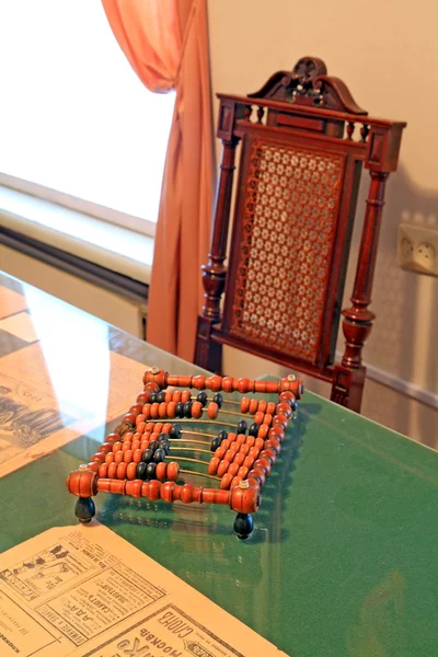 Houten abacus op groene tafel — Stockfoto