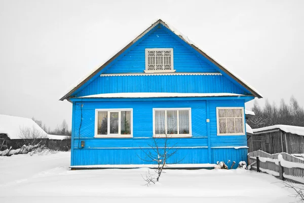 Casa azul entre a neve branca — Fotografia de Stock