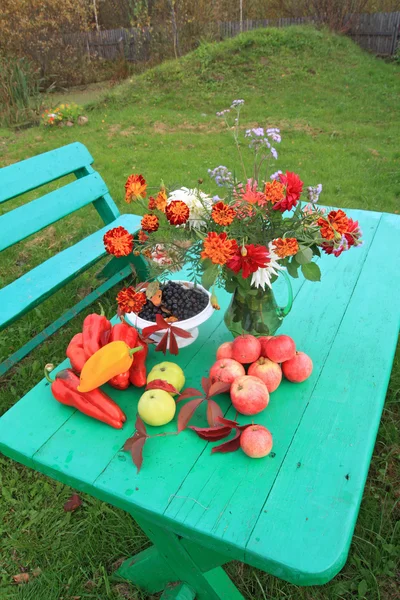 Bodegón de otoño sobre mesa verde — Foto de Stock