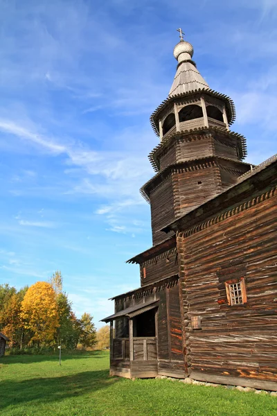 Veroudering houten kapel in het dorp — Stockfoto