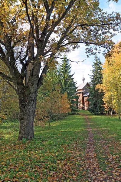 Cappella in legno in legno autunno — Foto Stock