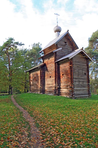 Capela de madeira em madeira de outono — Fotografia de Stock