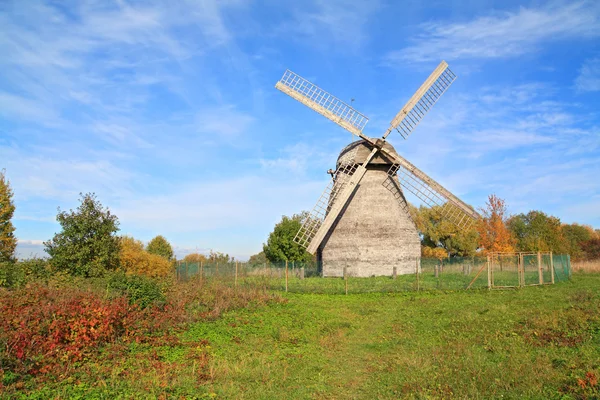 Envelhecimento moinho no prado de outono — Fotografia de Stock