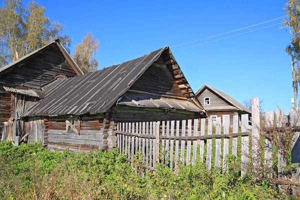 Старий дерев'яний будинок у селі — стокове фото