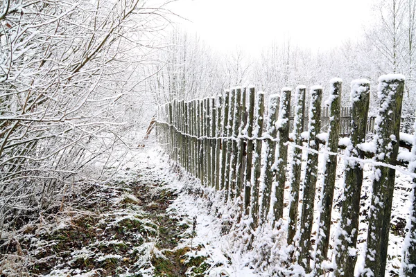 Régi kerítés a hóban — Stock Fotó
