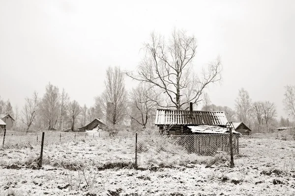 Vecchia casa rurale nella neve — Foto Stock