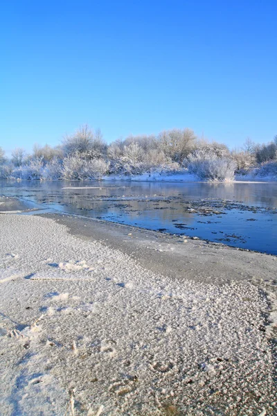 Nehir üzerinde buz — Stok fotoğraf