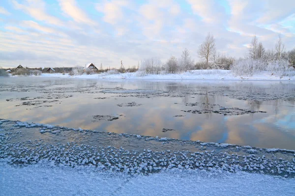 Zimní vesnice na pobřeží řeky — Stock fotografie