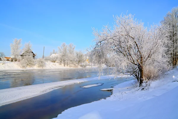 Villaggio invernale sul fiume costa — Foto Stock