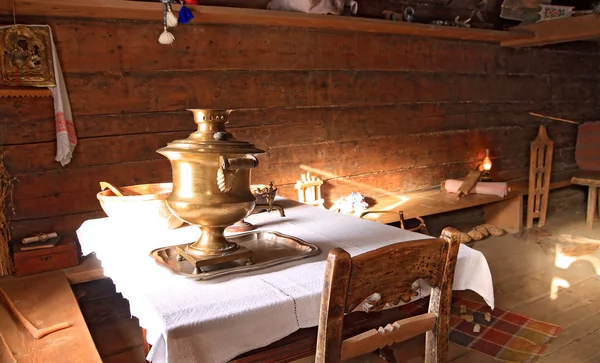 Vieux samovar dans la maison en bois — Photo