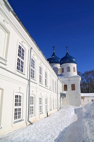 Христианский православный мужской монастырь среди снега — стоковое фото