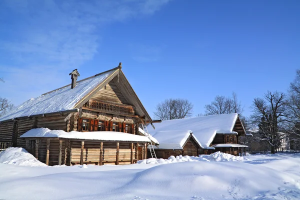 Casa de madeira velha na aldeia — Fotografia de Stock