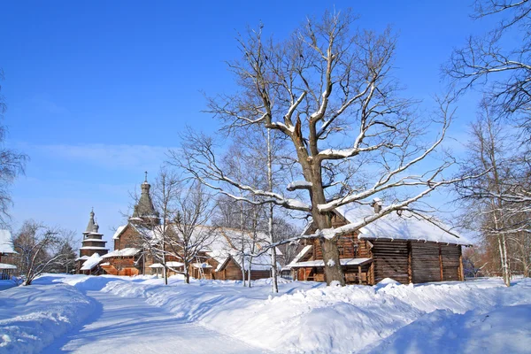 Houten kapel in winter-dorp — Stockfoto