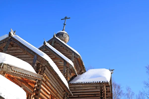 蓝色背景上的木制教堂 — 图库照片