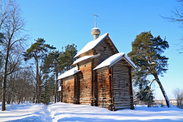 Dřevěná kaple v borovicovém lese — Stock fotografie