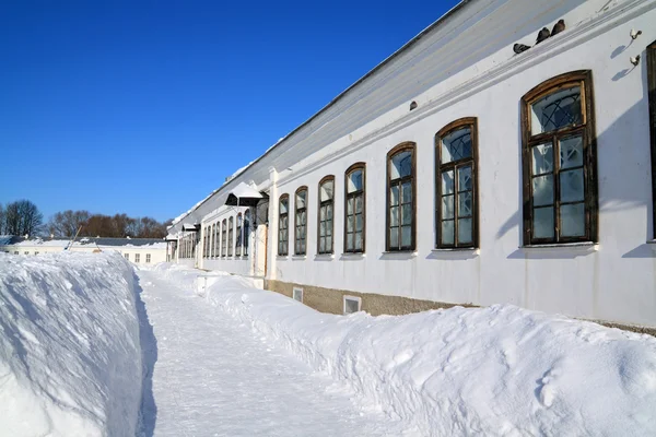 Casa a schiera in pietra nella neve profonda — Foto Stock