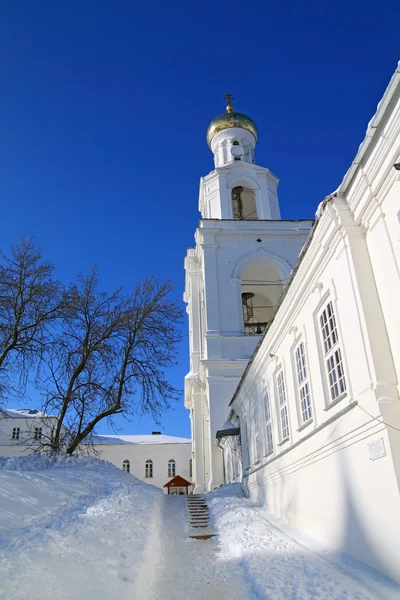 Torre de sino do antigo priorado ortodoxo — Fotografia de Stock