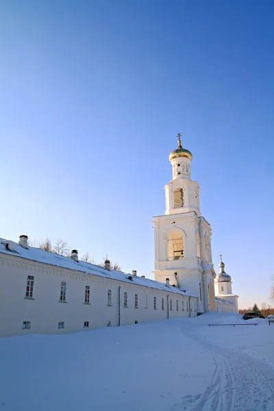 Dzwonnica starożytnego klasztoru prawosławnego — Zdjęcie stockowe