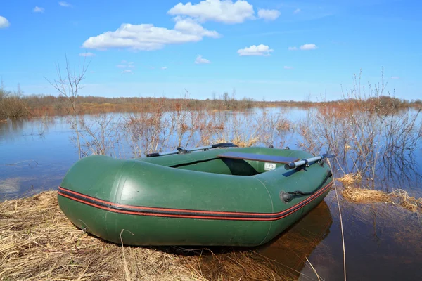 Bateau en caoutchouc sur la rivière côtière — Photo