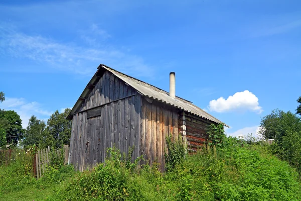 Дерев'яний сільський будинок серед трав — стокове фото