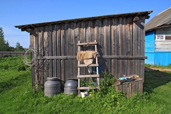 Αγροτική υπόστεγο στο πράσινο χορτάρι — Φωτογραφία Αρχείου