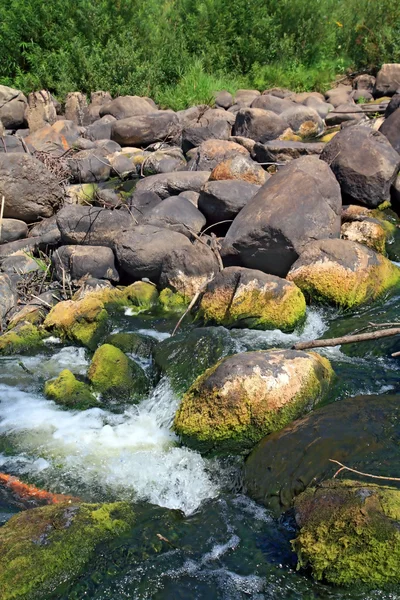 Schneller Fluss inmitten von Steinen — Stockfoto
