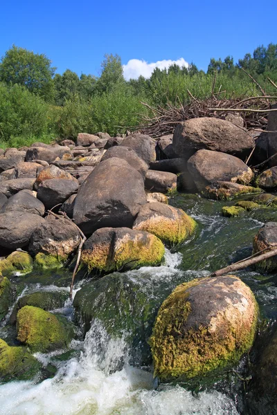 Fluxo rápido do rio entre pedra — Fotografia de Stock