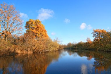 sonbahar ahşap sahil Nehri üzerinde