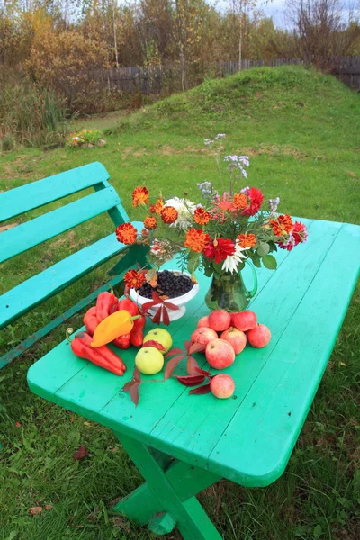 Φθινόπωρο νεκρή φύση στο πράσινο τραπέζι — Φωτογραφία Αρχείου