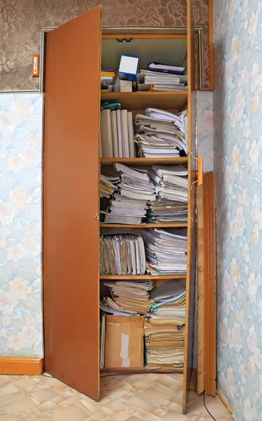 Επαγγελµατικό έντυπο υλικό στο παλιό ντουλάπι — Φωτογραφία Αρχείου