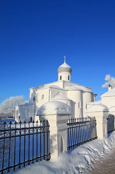 기독교 교회 근처 철 울타리 — 스톡 사진