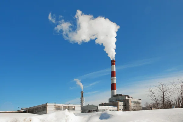 Εργοστάσιο, τον καπνό και μπλε ουρανό — Φωτογραφία Αρχείου