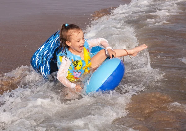 Niño monta una ola del mar . —  Fotos de Stock
