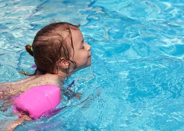うれしそうなプールで泳いでいる女の子. — ストック写真