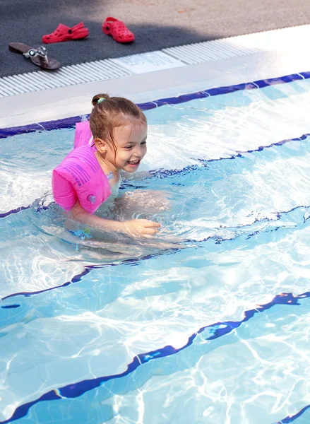 Glada lilla flicka simma i poolen. — Stockfoto