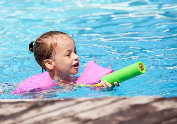 Glada lilla flicka simma i poolen. — Stockfoto