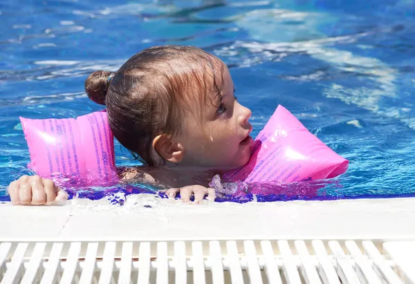 Liten flicka simmar i poolen — Stockfoto