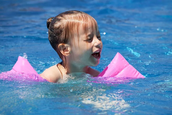 Zdenerwowany dziewczynka pływanie w basenie. — Zdjęcie stockowe