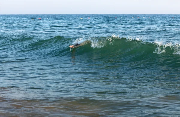 Homem nada no mar — Fotografia de Stock