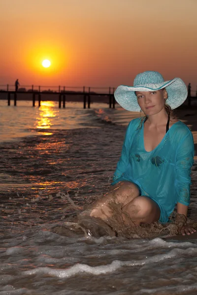 Belle fille au bord de la mer au coucher du soleil — Photo