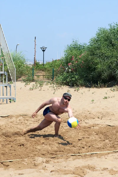 Man spelen volleybal op het strand — Stockfoto