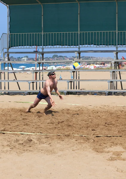 Чоловік грає у волейбол на пляжі — стокове фото