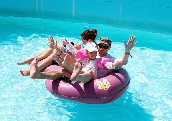 Familie schwimmt auf einem aufblasbaren Floß — Stockfoto