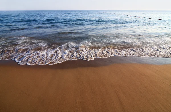 Praia de areia e surf. Mar Mediterrâneo. Turquia . — Fotografia de Stock